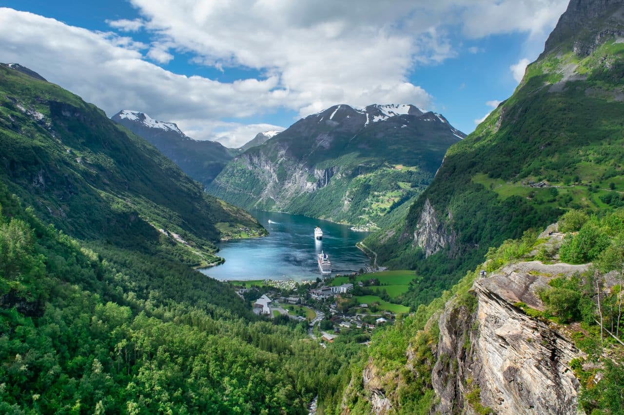 How to Choose the Best Norway Tour Package for You: Group Tour vs Tailor-Made Tour